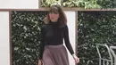 Gisella Anastasia, juga cantik banget dengan turtle neck hitamnya. Ia pun memadukannya dengan midi skirt yang berwarna mocca.  (Instagram)