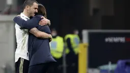 Pelatih Juventus, Andrea Pirlo memeluk bek Leonardo Bonucci usai pertandingan melawan AC Milan di stadion San Siro, Rabu (7/1/2021). Pirlo menuturkan kunci timnya bisa mengalahkan Milan. Dia menempatkan Federico Chiesa untuk satu lawan satu menghadapi Theo Hernandez. (AP Photo/Antonio Calanni)