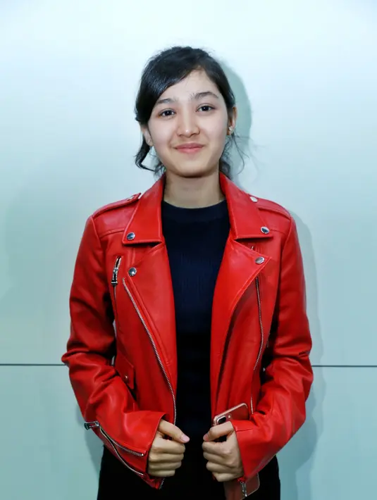 Cuaca yang tidak menentu juga dirasakan oleh para pemain sinetron Anak Sekolahan. Sinetron yang dibintangi artis-artis populer seperti Natasha Wilona, Verrel Bramasta, Rizky Nazar, Megan Domani, Cut Syifa dan masih banyak lagi. (Adrian Putra/Bintang.com)