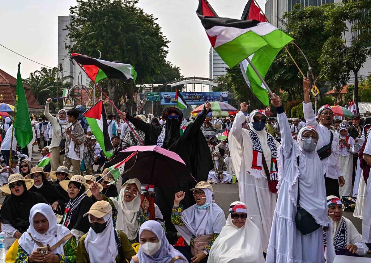 FOTO: Ribuan Warga Surabaya  Gelar Aksi Beri Dukungan kepada Warga Palestina