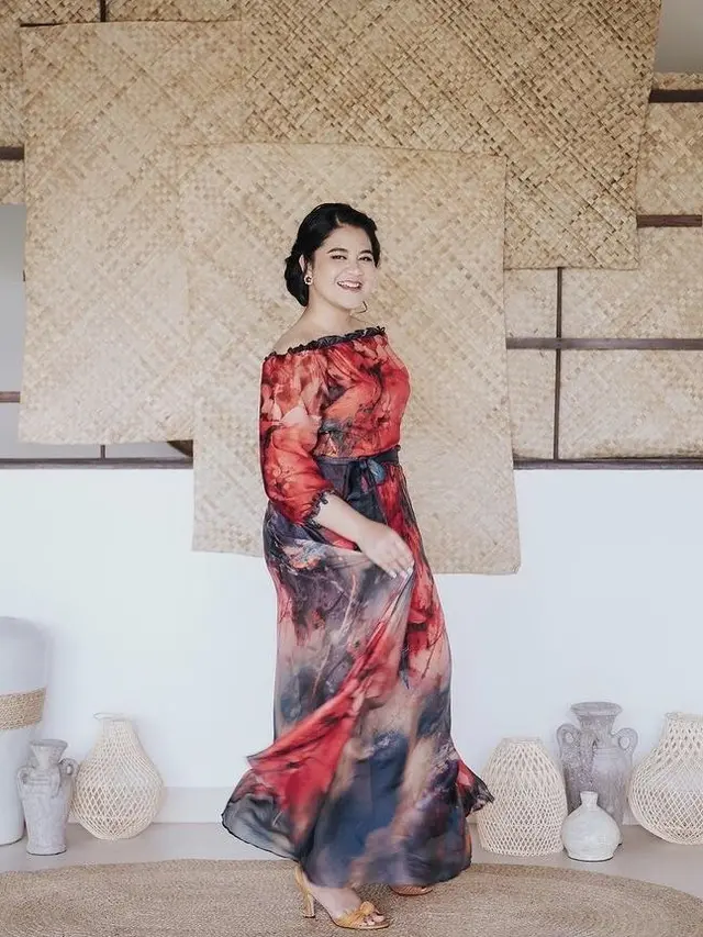 Pakai Gaun Merah, Ini 6 Pemotretan Terbaru Kahiyang Ayu Pamer Bahu