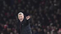 Pelatih West Ham United, David Moyes saat memberikan arahan kepada anak asuhnya pada laga Piala Liga Inggris di Emirates Stadium, London, (19/12/2017). Arsenal menang 1-0. (AFP/Ben Stansall)
