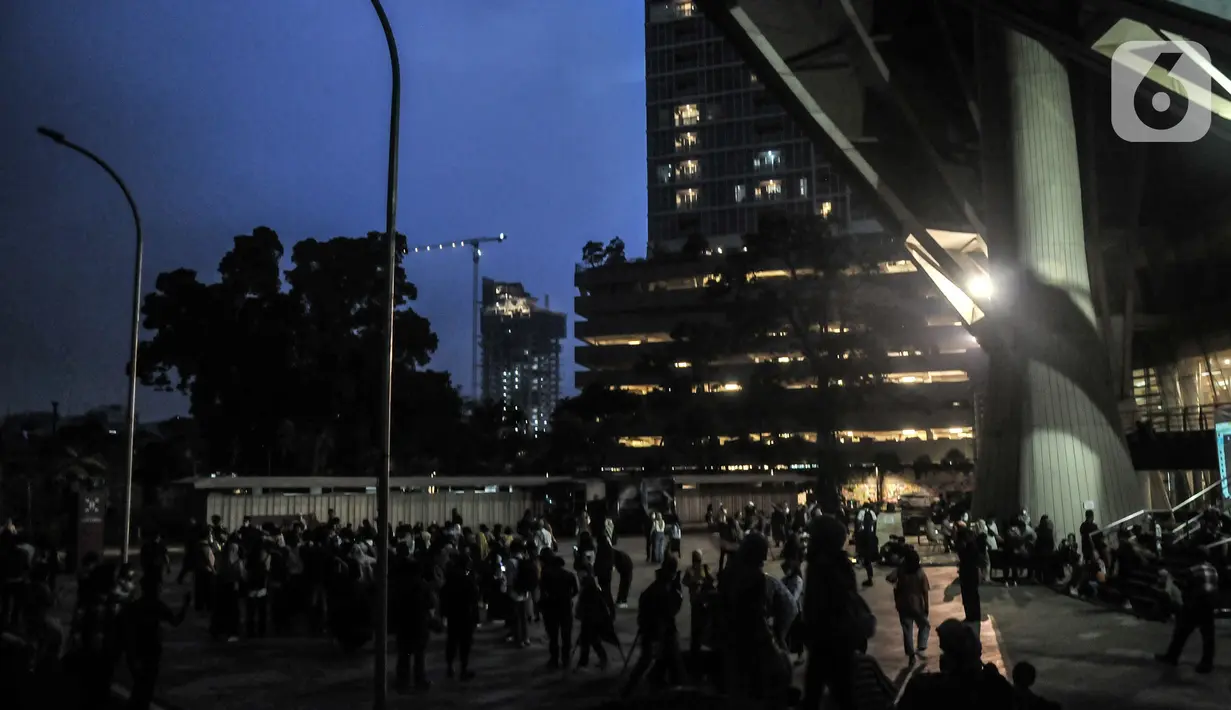 Warga menyaksikan fenomena gerhana bulan total atau Bloodmoon di Taman Ismail Marzuki, Jakarta Pusat, Selasa (8/11/2022). Warga tetap antusias mendatangi Taman Ismail Marzuki untuk menyaksikan fenomena Gerhana Bulan Total yang digelar oleh Planetarium dan Obersevasi Jakarta (POJ) meski turun hujan dan hanya melihat dari siaran langsung (streaming). (merdeka.com/Iqbal S Nugroho)