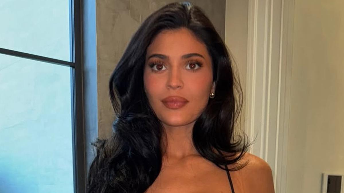 Kylie Jenner Tampil Mengenakan Dress Hitam Versace Tahun 1996 saat Dampingi Kekasihnya, Timothee Chalamet Raih Penghargaan