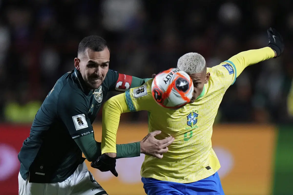 Richarlison dari Timnas Brasil (kanan) dan Luis Haquin dari Timnas Bolivia