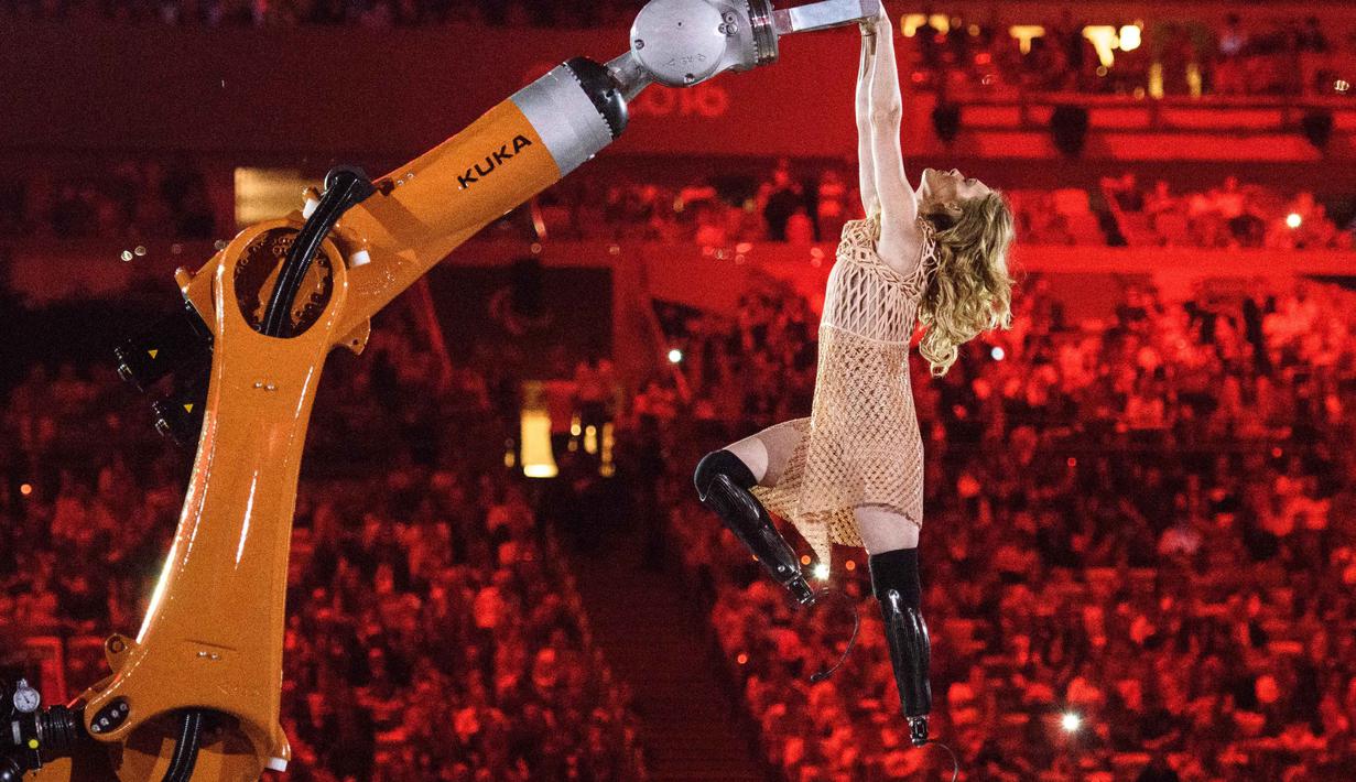 Amy Purdy atlet peselancar es dari Amerika Serikat berdansa bersama robot  pada pembukaan Paralimpik Rio 2016 di Stadion Maracana, Rio de Janeiro (7/8/2016). (AFP/Yasuyoshi Chib)