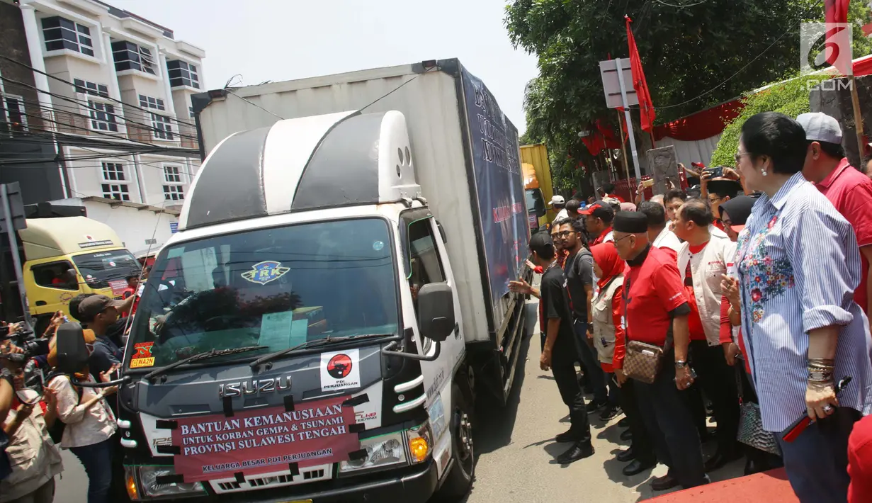 Ketua Umum PDIP Megawati Soekarnoputri saat melepas bantuan tahap dua untuk korban gempa dan tsunami Palu di Jakarta, Senin (8/10). PDIP memberi bantuan bahan pangan sebanyak 61 ton. (Liputan6.com/Herman Zakharia)