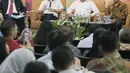Menteri Hukum dan HAM Yasona Laoly (kedua kiri) memberi pemaparan saat diskusi Dimensi RUU Pembatasan Transaksi Uang Kartal di gedung PPATK, Jakarta, Selasa (17/4). (Liputan6.com/Angga Yuniar)