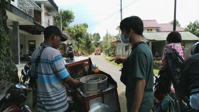 Pedagang bakso kuah Gunung Api Purba, Hadi | Foto: Laudia Tysara
