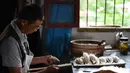 Seorang pekerja mengatur bulu kuas Xuan di sebuah produsen kuas lokal di Wilayah Jingxian, Provinsi Anhui, China timur (4/6/2020). Teknik tradisional pembuatan kuas Xuan, yang melalui serangkaian tahap, telah terdaftar sebagai warisan budaya takbenda nasional sejak 2008. (Xinhua/Han Xiaoyu)