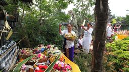 Sejumlah umat Hindu saat mengikuti perayaan Saraswati di Pura Agung Santi Bhuwana, Belgia, (26/6). Pura Aung Santi Bhuwana merupakan pura terbesar yang ada di luar Indonesia. (Arie Asona)