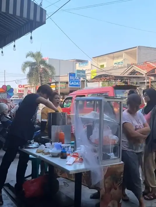Syuting yang tak sepadat seperti dulu, Sidik memutuskan terjun ke dunia usaha dengan jualan bakso cilok di pinggir jalan. [TikTok/dheeduard]