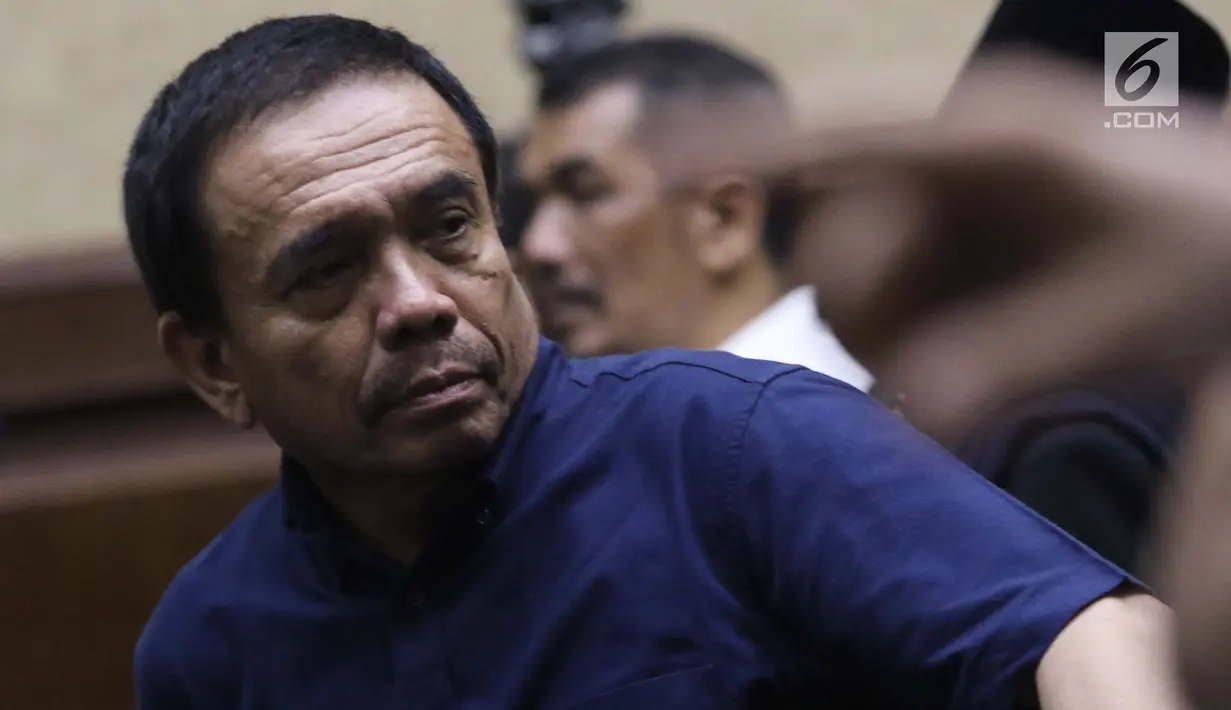 Gubernur Aceh nonaktif, Irwandi Yusuf jelang sidang tuntutan dugaan suap Dana Otonomi Khusus Aceh 2018 dan penerimaan gratifikasi pembangunan Dermaga Sabang di Pengadilan Tipikor, Jakarta, Senin (25/3). Jaksa meyakini Irwandi bersalah menerima suap dan gratifikasi. (Liputan6.com/Helmi Fithriansyah)