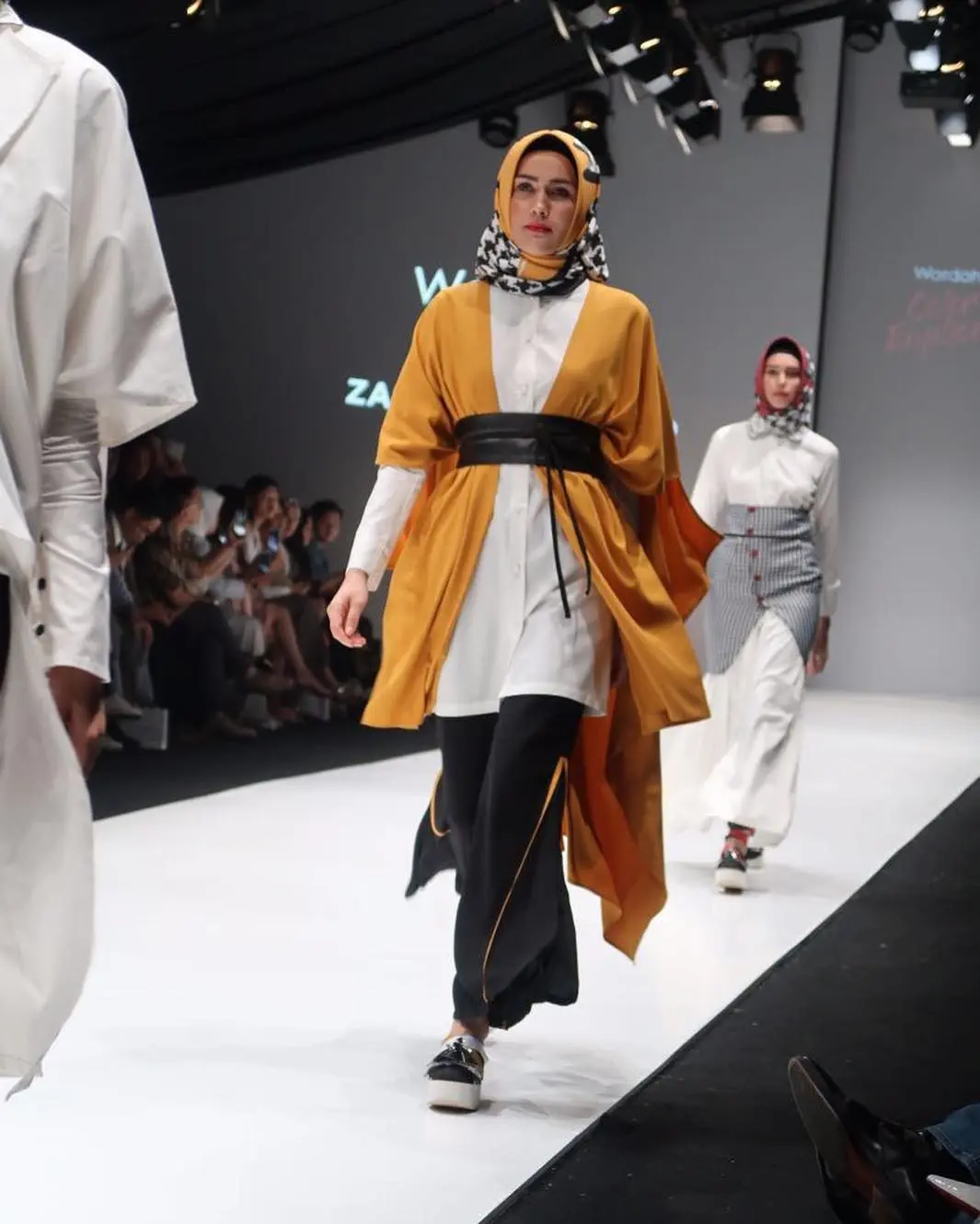 Deretan koleksi terbaru Zaskia Sungkar, Hue Pops, hadir di JFW 2018. (Sumber foto: zaskiasungkar15/instagram)