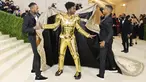 Rapper Lil Nas X menghadiri The 2021 Met Gala Celebrating In America: A Lexicon Of Fashion di Metropolitan Museum of Art, New York City, Senin (13/9/2021). Lil Nas X yang hadir di Met Gala 2021 dengan penuh totalitas tampil menggunakan 3 lapisan kostum sekaligus. (Mike Coppola/Getty Images/AFP)