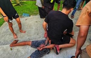 Seorang pria tepergok warga sedang membobol vilaf