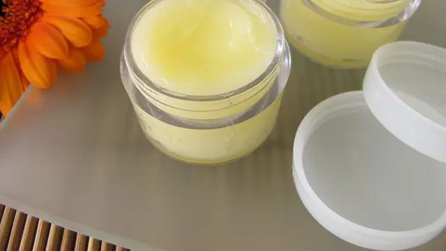 Trik Makeup Anti Pecah untuk Samarkan Garis Senyum, Hasilnya Dijamin Flawless!