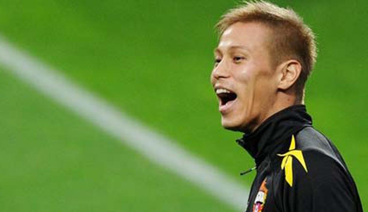 Gelandang serang CSKA Moscow Keisuke Honda tertawa di saat sesi latihan di Dragao Stadium, 16 Maret 20011, jelang laga Europa League melawan FC Porto. AFP PHOTO / FRANCISCO LEONG 