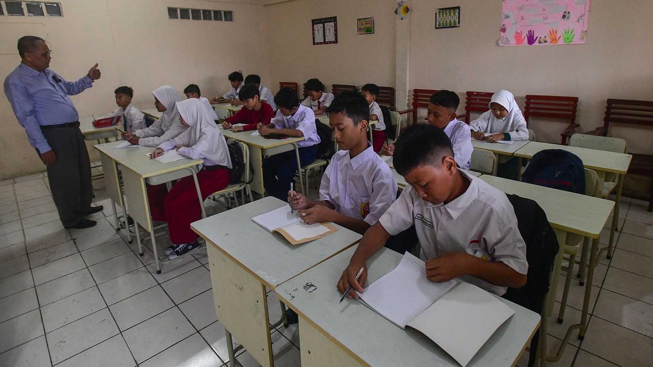 FOTO: Hari Pertama Tahun Ajaran Baru, SMP Swasta Gratis di Depok Resmi Dimulai