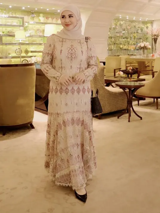 Kesha Ratuliu tampil dengan long dress coklat bercorak lengan panjang senada dengan kerudung polosnya. Sambil membawa tas Dior hitam. [@kesharatuliu05]