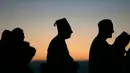 Siluet kaum Samaritan saat berdoa di puncak Gunung Gerizim, Israel (4/10). Orang Samaritan atau Samaria adalah sebuah komunitas yang terdiri dari beberapa ratus orang yang tinggal di Israel dan di daerah Nablus. (AFP Photo/Jaafar Ashtiyeh)