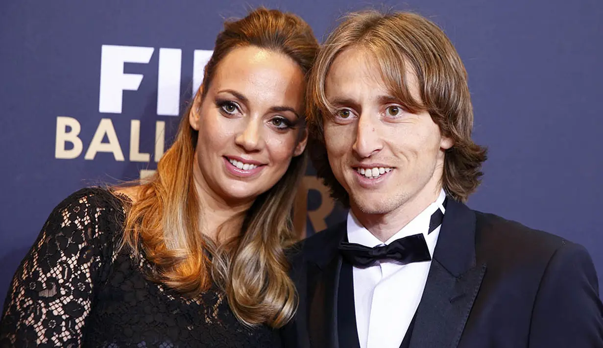 Gelandang Real Madrid, Luka Modric, didampingi sang istri Vanja Bosnic foto bersama saat acara FIFA Ballon d'Or 2015 di Zurich, Swiss, Senin (11/1/2016). (Reuters/Arnd Wiegmann)