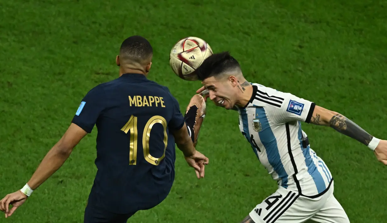 Gelandang Argentina, Enzo Fernandez berusaha merebut bola dari penyerang Prancis, Kylian Mbappe selam pertandingan final Piala Dunia Qatar 2022 di Stadion Lusail di Lusail, utara Doha pada 18 Desember 2022. Chelsea telah mengajukan tawaran baru senilai 115 juta poundsterling atau setara Rp2,1 triliun. (AFP/Jewel Samad)