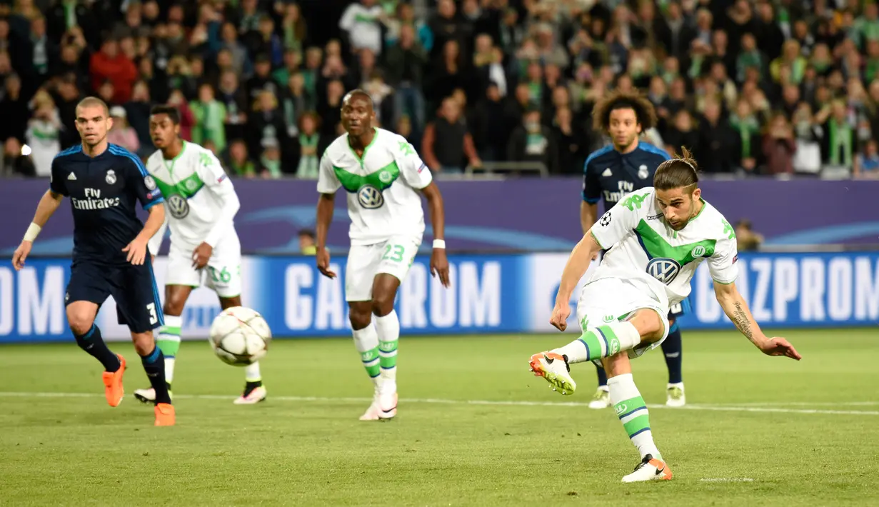 Bek Wolfsburg, Rodrigo Rodriguez saat mengeksekusi tendangan penalti ke gawang Real Madrid pada leg pertama liga champions di Stadion Volkswagen Arena, Wolfsburg, Jerman (7/4). Madrid takluk atas Wolfsburg dengan skor 2-0. (Reuters/Fabian Bimmer)