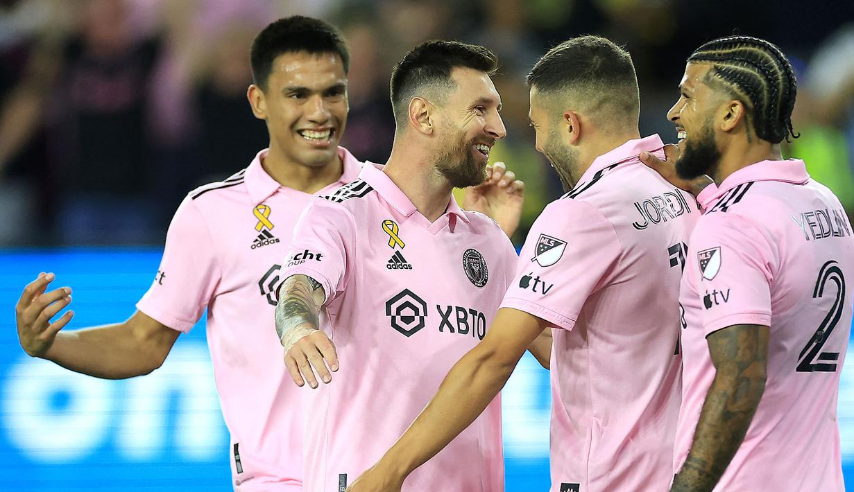 Pemain Inter Miami, Lionel Messi (tengah kiri) melakukan selebrasi setelah mencetak assist untuk rekannya, Jordi Alba pada laga lanjutan Major League Soccer (MLS) antara Los Angeles FC melawan Inter Miami di Stadion BMO, Senin (04/09/2023) WIB. (AFP/Getty Images/Sean M. Haffey)