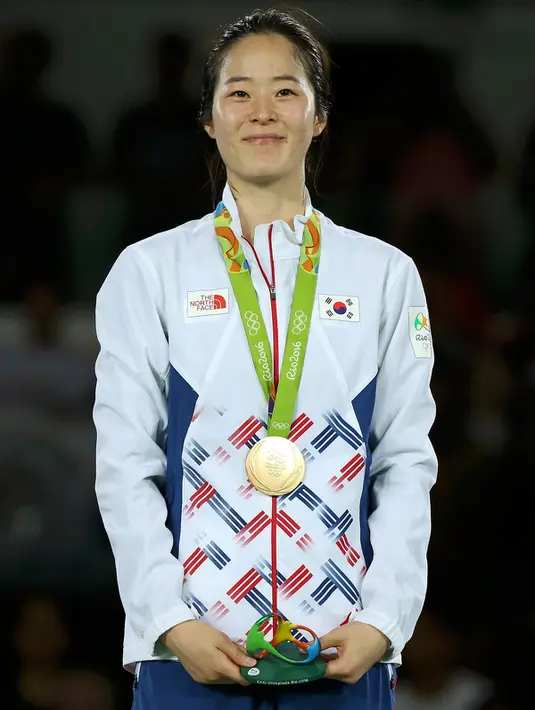 Oh Hye-Ri saat berada di podium Olimpiade 2016 di Carioca Arena 3, Rio de Janeiro, Brazil, (19/8). Oh Hye-Ri mengalahkan jagoan nomor satu di cabang taekwondo, Haby Niare, dari Prancis, 13-12. (REUTERS/Issei Kato)