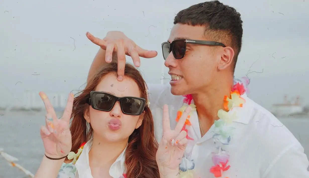 <p>Berlayar bareng, Fadly dan Rebecca kembali tampil kompak. Keduanya memilih outfit serba putih yang serasi. Rebecca terlihat mengenakan atasan berkerah dengan celana panjang polos, sedangkan Fadly tampak mengenakan kemeja putih lengan pendek dengan motif floral dan celana panjang putih. Foto: Instagram.</p>