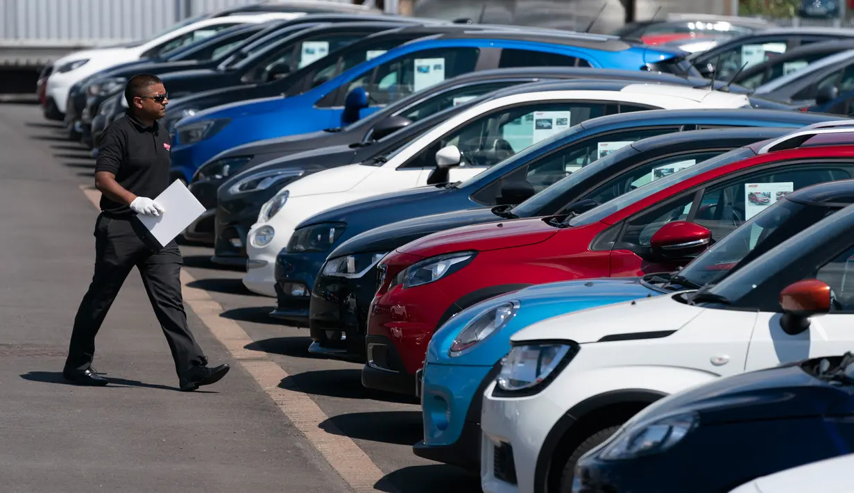 Seorang staf terlihat di antara mobil-mobil yang dijual di Bury di dekat Manchester, pada 1 Juni 2020. Perdana Menteri Inggris Boris Johnson pada 28 Mei lalu meluncurkan sejumlah pelonggaran kebijakan karantina wilayah (lockdown) terkait COVID-19 yang "terbatas" dan "hati-hati". (Xinhua/Jon Super)