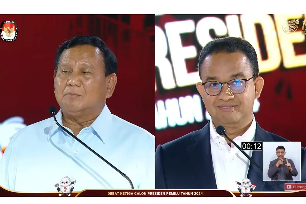 Calon presiden nomor 1 Anies Baswedan, dan capres nomor urut 2 Prabowo Subianto saat debat capres ketiga yang digelar KPU pada Minggu (7/1/2024) di Istora, Senayan, Jakarta.