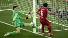 Kiper Real Madrid, Thibaut Courtois, (kiri) melakukan penyelamatan di depan pemain Liverpool, Mohamed Salah saat laga final Liga Champions antara Liverpool melawan Real Madrid yang berlangsung di Stade de France, Saint Denis, Sabtu, 28 Mei 2022 waktu setempat. (AP/Christophe Ena)