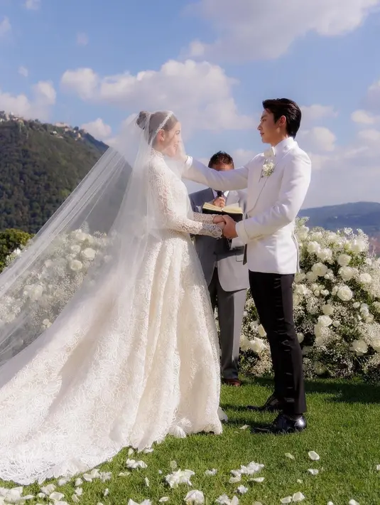 Terinspirasi oleh kreasi dari pertunjukan Dior haute couture musim semi-musim panas 2023, diperbesar dengan detail drape asimetris yang secara halus membentuk lekuk tubuh.  [Dok/Dior]
