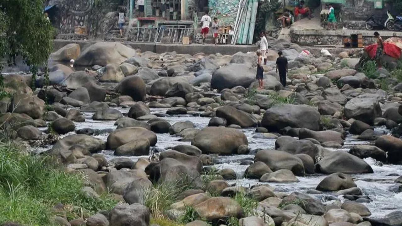 Kondisi sungai Ciliwung yang menyusut airnya di kawasan Pulo Geulis Kota Bogor, Jawa Barat, Kamis (12/10/2023).