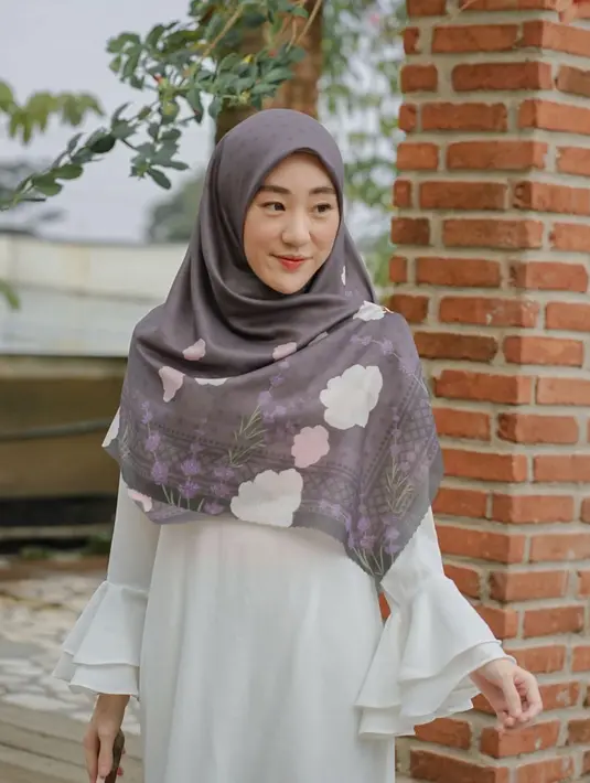 Soal busana, Larissa memang punya taste menarik bagi para perempuan muslim modern. (Instagram @larissachou)