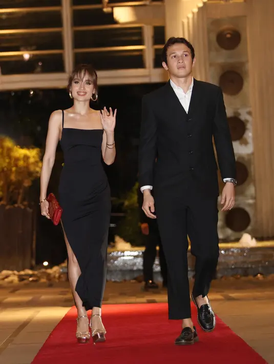 <p>Cinta Laura kembali menunjukkan pesonanya lewat gaun spaghetti strap berpotongan square neck dan belahan tinggi yang mempertegas siluet tubuhnya. Sementara Arya Vasco tampil mendampingi sang kekasih dengan setelan jas hitam yang klasik dan tajam. [Dok/KLY/Budy Santoso].</p>