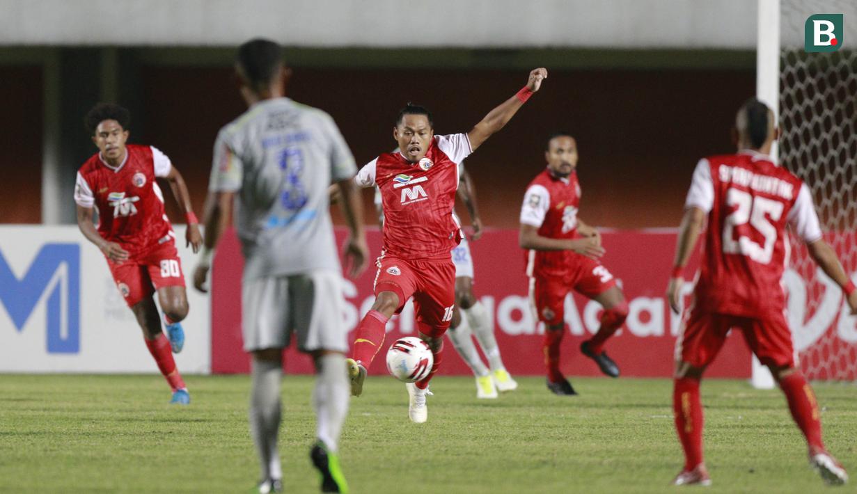 Ketenangan diperlihatkan bek tengah Persija, Tony Sucipto dalam laga final Piala Menpora 2021 menghadapi tim yang pernah dibelanya, Persib. Pemain yang karib disapa Toncip ini mampu membuktikan kelasnya dengan bermain disiplin untuk mematahkan setiap serangan. (Foto: Bola.com/M. Iqbal Ichsan)