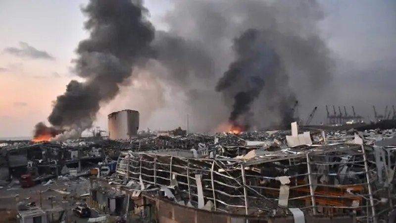 Rekaman video yang beredar menunjukkan ledakan membuat efek asap seperti kepala jamur dalam ukuran besar di ibukota Lebanon, Beirut (AFP)