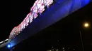 Lampu yang bisa berganti-ganti warna menghiasi jembatan penyeberangan orang (JPO) di kawasan Jakarta Timur, Kamis (27/12). Di malam hari, JPO tersebut lampu warna-warni menyala terang sehingga terlihat cantik dari kejauhan. (Merdeka.com/Imam Buhori)
