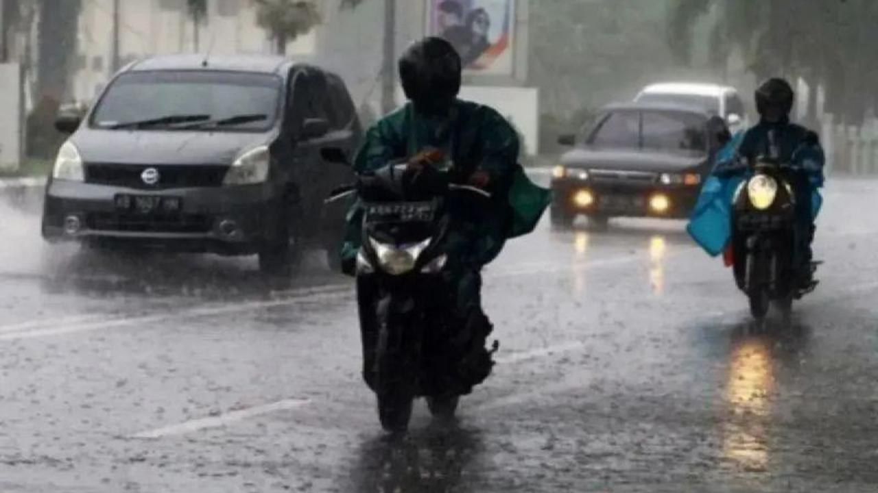 BMKG: Puncak Musim Hujan Sumsel Diprediksi Desember 2025-Januari 2026, Warga Diimbau Waspada Bencana