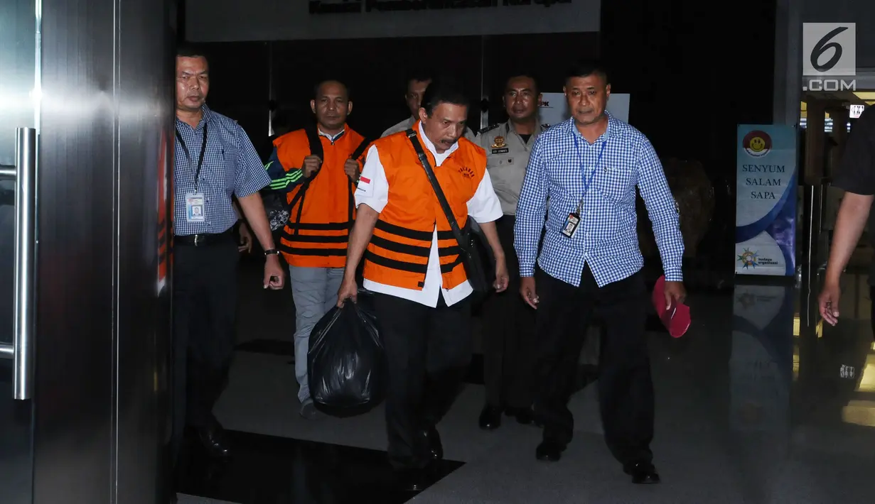 Bupati Batubara OK Arya Zulkarnain (tengah) bersama tersangka lainnya saat digiring petugas usai pemeriksaan di Gedung KPK, Jakarta, Kamis (14/9). OK Arya Zulkarnain diduga menerima suap pembangunan infrastruktur TA 2017. (Liputan6.com/Helmi Fithriansyah)