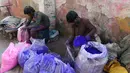 Pekerja mengemas bubuk warna herbal yang ramah lingkungan menjelang festival Holi di sebuah pabrik di pinggiran Ahmedabad, India (7/3). Warna herbal ramah lingkungan ini dibuat di pabrik Jerman Chemicals. (AFP Photo/ Sam Panthaky)