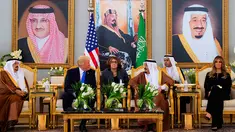 Presiden AS Donald Trump didampingi Melania Trump saat menemui Raja Arab Saudi Salman bin Abdulaziz al-Saud di Riyadh (20/5). Kunjungan ini merupakan kunjungan luar negri Trump pertama sebagai Presiden AS. (AFP/Saudi Royal Palace/Bandar Al-Jalou)