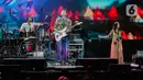 Aksi panggung band Barasuara pada Tamagochill festival yang bertajuk it’s time to go chill di Tennis Indoor Senayan, Jakarta, Jumat (22/11/2019). Dalam penampilannya mereka membawakan sejumlah lagu tenarnya seperti Sendu Melagu, Mengunci Ingatan, dan Bahas Bahasa. (Liputan6.com/Faizal Fanani)