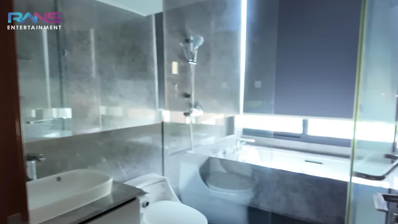 Diberi 3 Ruangan, Potret 2 Kamar & Ruang Bermain Rafathar di Rumah Baru - Kamar Mandi Dilengkapi Bathtub