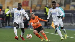 Pemain Real Madrid Ferland Mendy (kiri) dan pemain Shakhtar Marlos berebut bola pada pertandingan grup D Liga Champions di Stadion Olympiyskiy, Kyiv, Ukraina, Selasa (19/10/2021). Real Madrid menang 5-0. (AP Photo/Efrem Lukatsky)