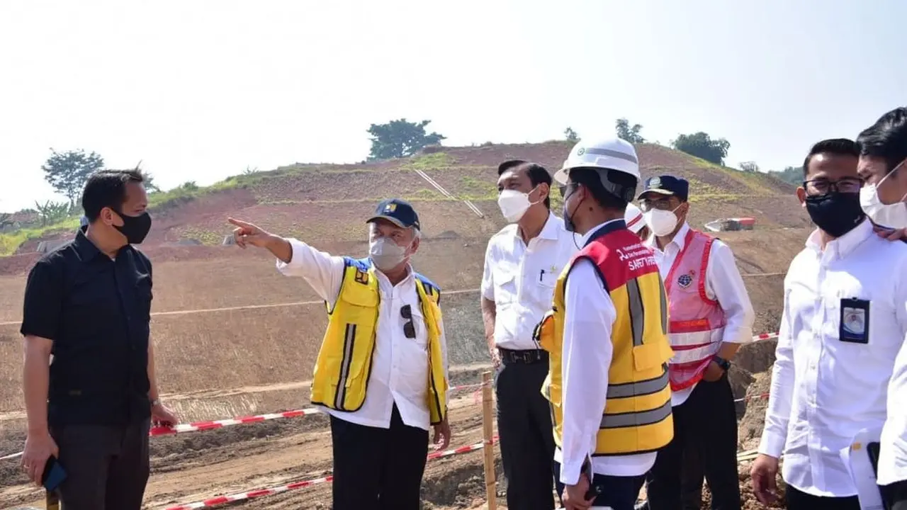 Menteri Koordinator Bidang Kemaritiman dan Investasi Luhut Binsar Panjaitan mengapresiasi gerak cepat  Kementerian PUPR dalam pembangunan proyek Tol Cileunyi-Sumedang-Dawuan (Cisumdawu). (Dok Kementerian PUPR)