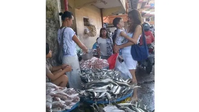 6 Gaya Kece Tamara Bleszynski Saat Belanja ke Pasar Tradisional